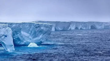 تحذير علمي.. اللون الأزرق ينذر بانهيار وشيك لأكبر جبل جليدي في العالم